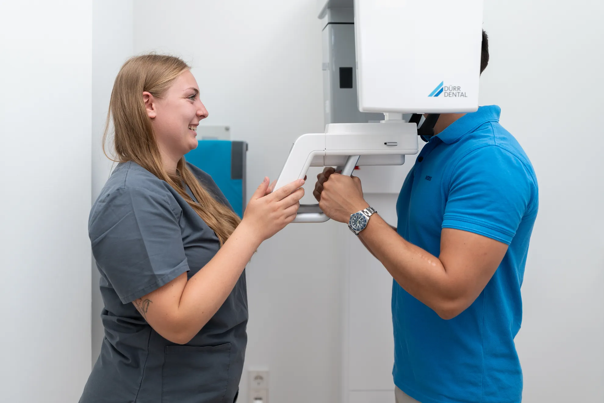 ZFA macht Röntgenbilder am Röntgenapparat vom Patienten